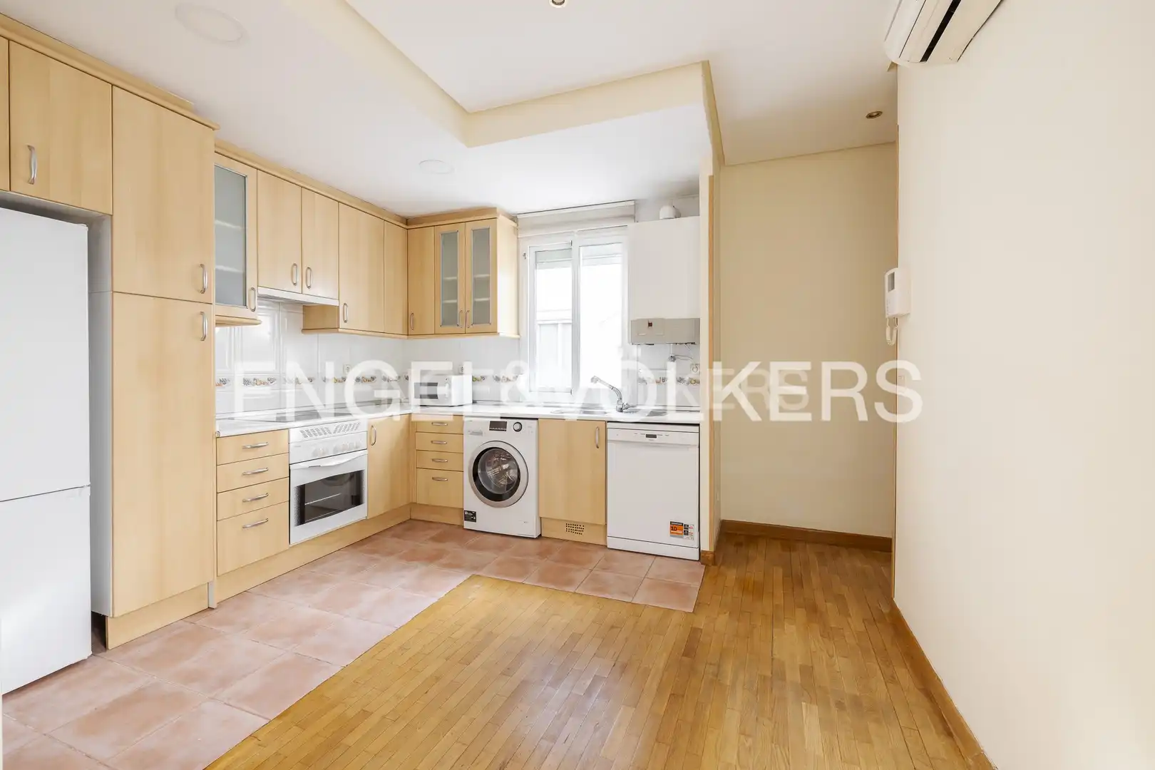 Kitchen of Flat for rent in Madrid  with Air Conditioner, Heating and Parquet flooring