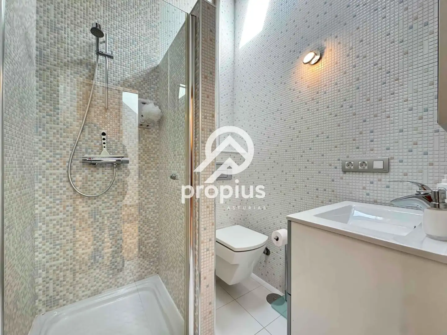 Badezimmer von Einfamilien-Reihenhaus zum Verkauf in Llanes mit Heizung und Möbliert