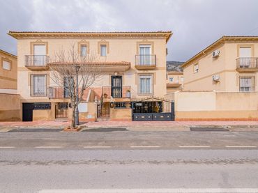 Casa aparellada amb balcó en venda a Carretera ILLORA 35