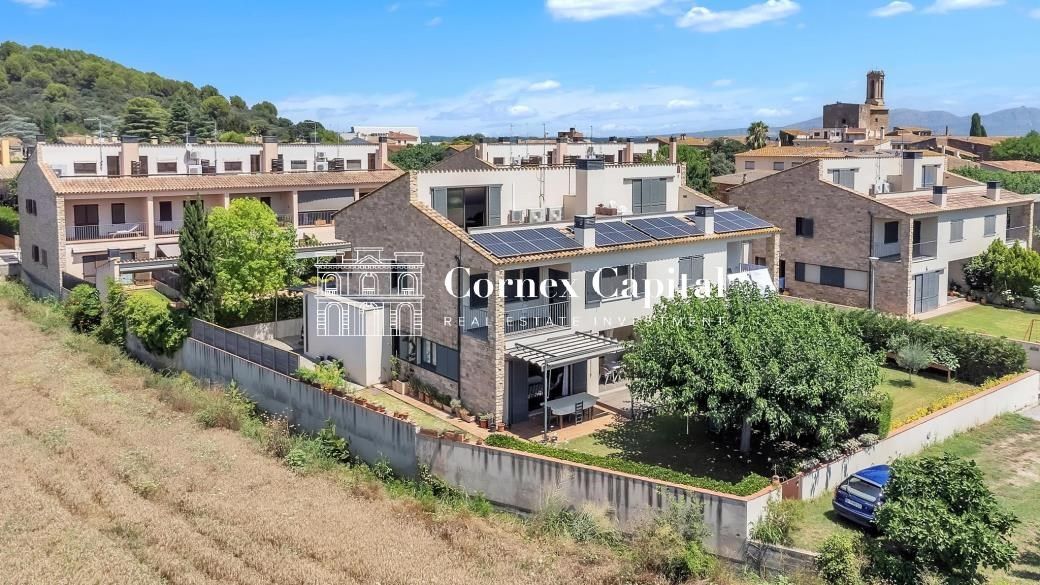 Vista exterior de Casa o xalet en venda en Parlavà amb Calefacció, Jardí privat i Terrassa