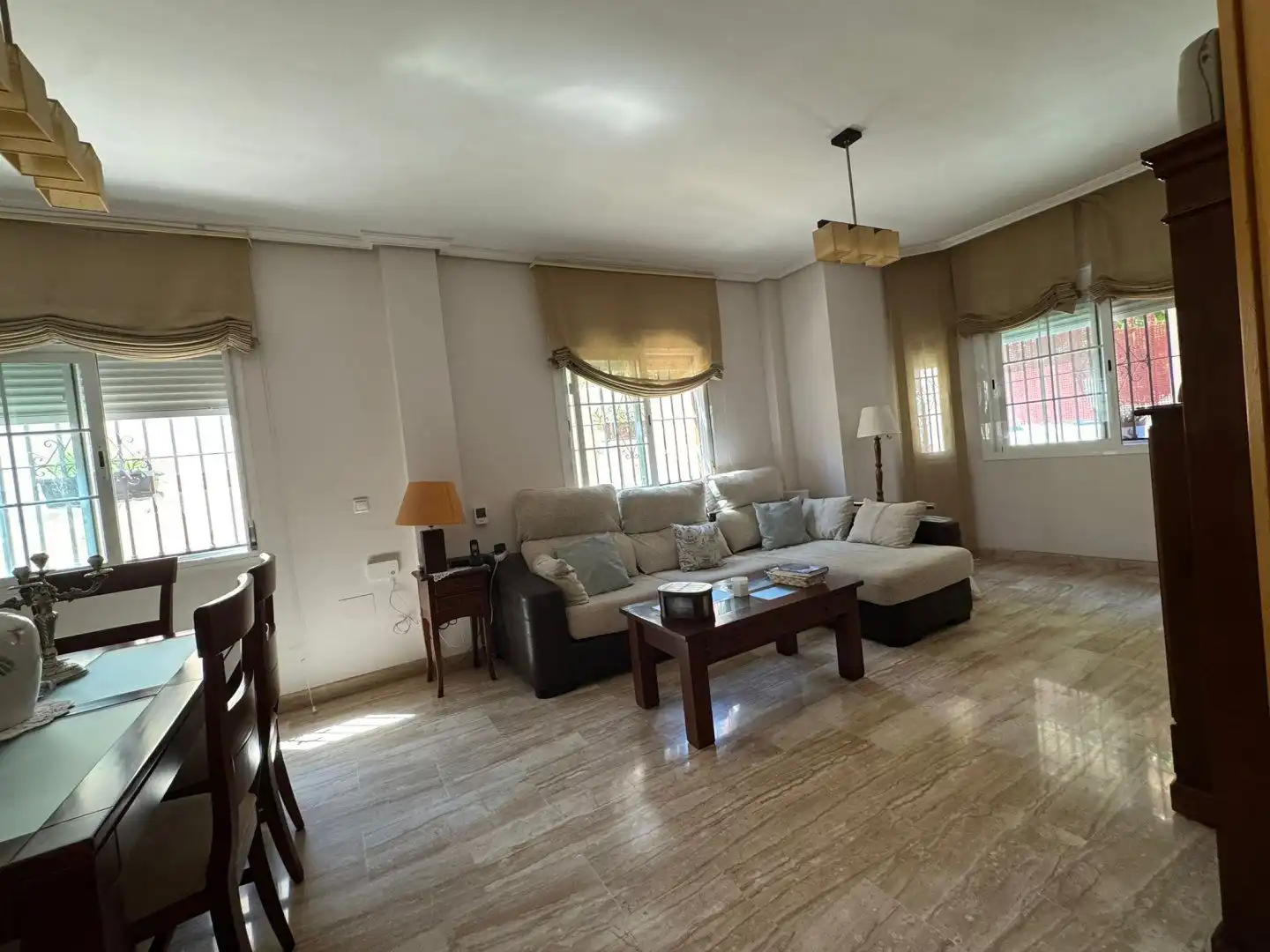Sala d'estar de Casa adosada en venda en Bormujos amb Aire condicionat, Calefacció i Terrassa