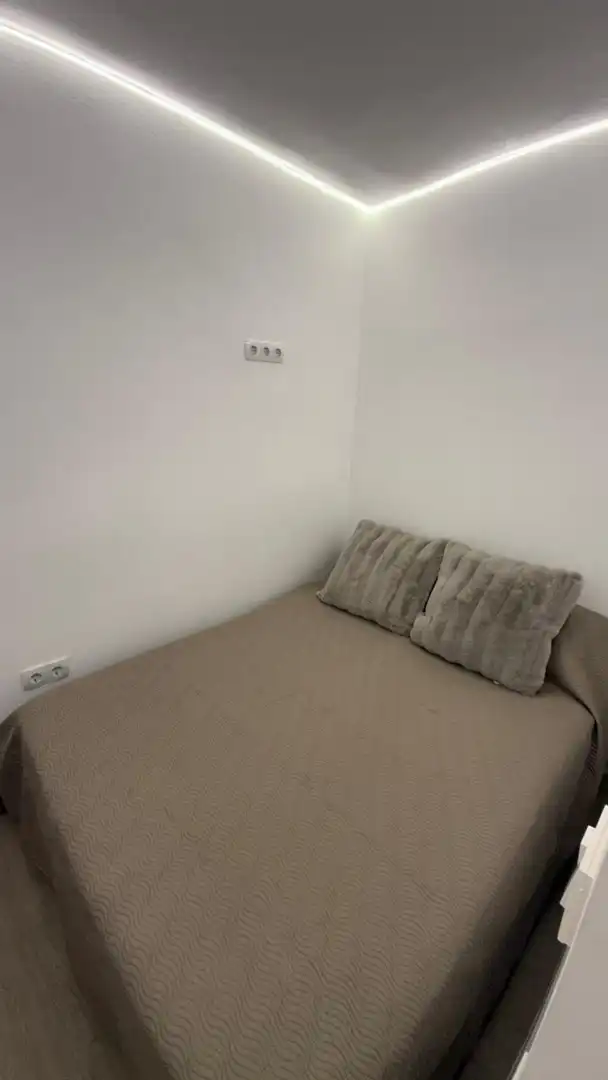 Dormitori de Apartament de lloguer en Alicante / Alacant amb Aire condicionat, Piscina i Moblat