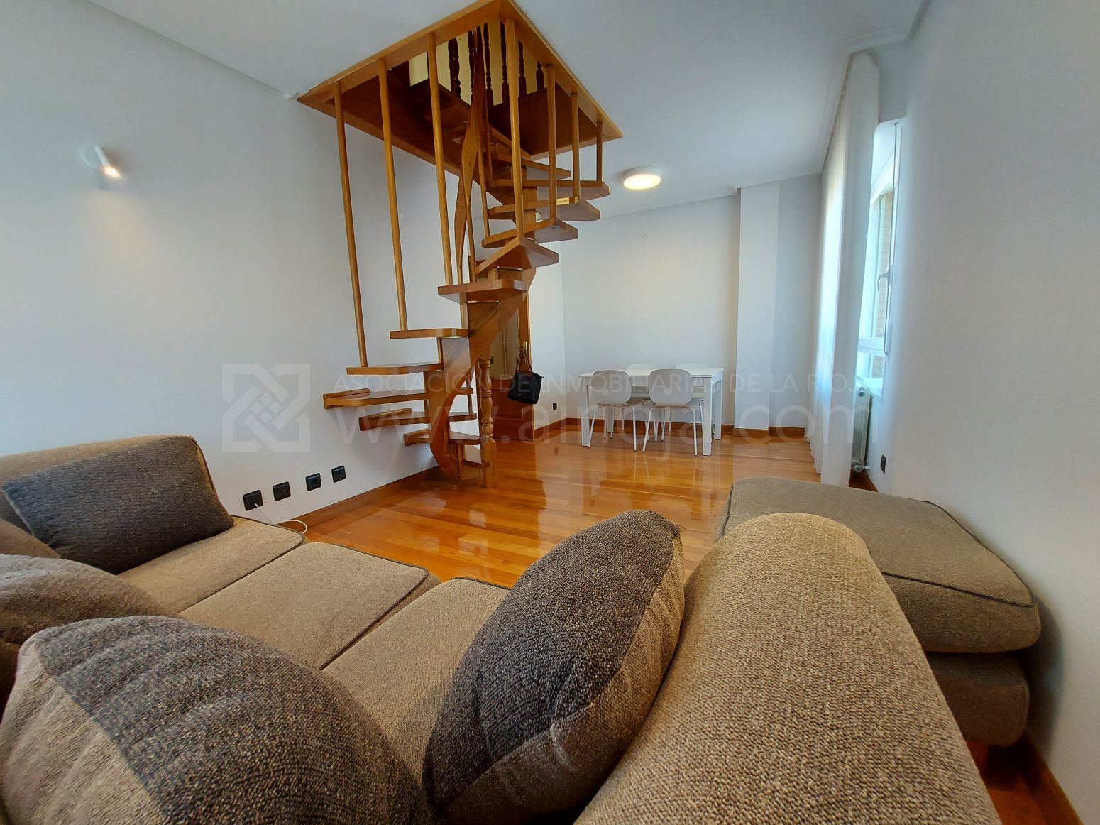 Living room of Flat to rent in  Logroño  with Air Conditioner, Heating and Parquet flooring