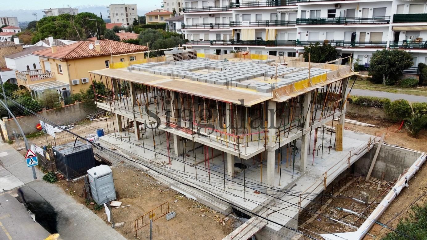 Vista exterior de Pis en venda en Roses amb Aire condicionat, Jardí privat i Piscina comunitària