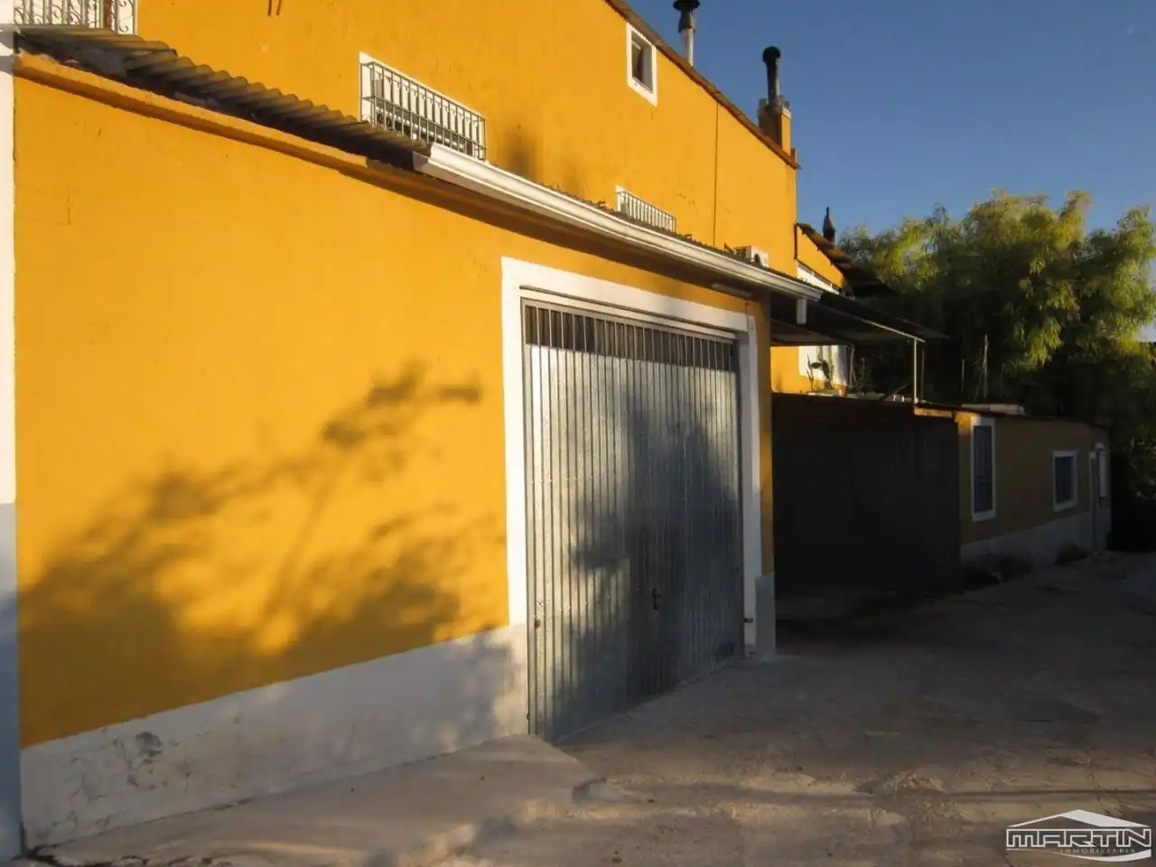 Vista exterior de Edifici en venda en Lucena