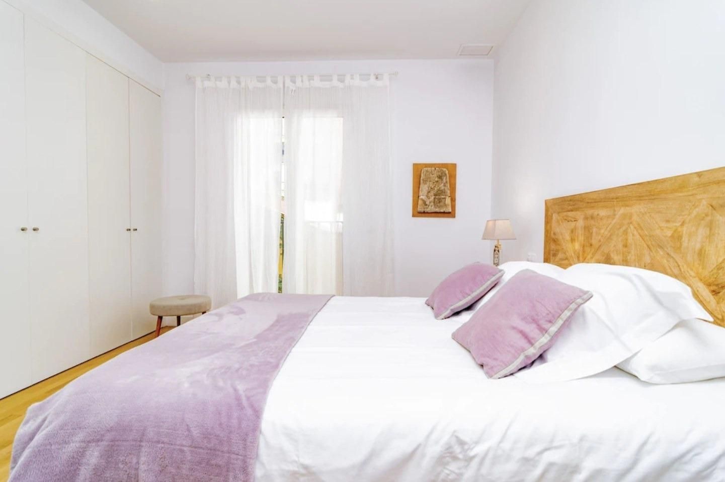 Dormitori de Apartament de lloguer en Sant Boi de Llobregat amb Aire condicionat i Balcó