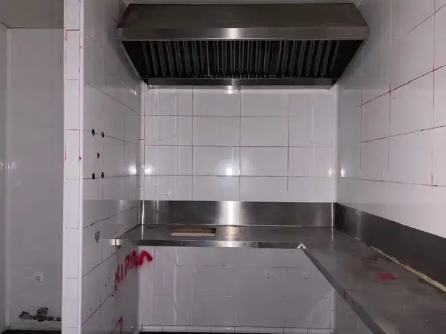 Local comercial en venda a Avenida del General Perón, imagen 7