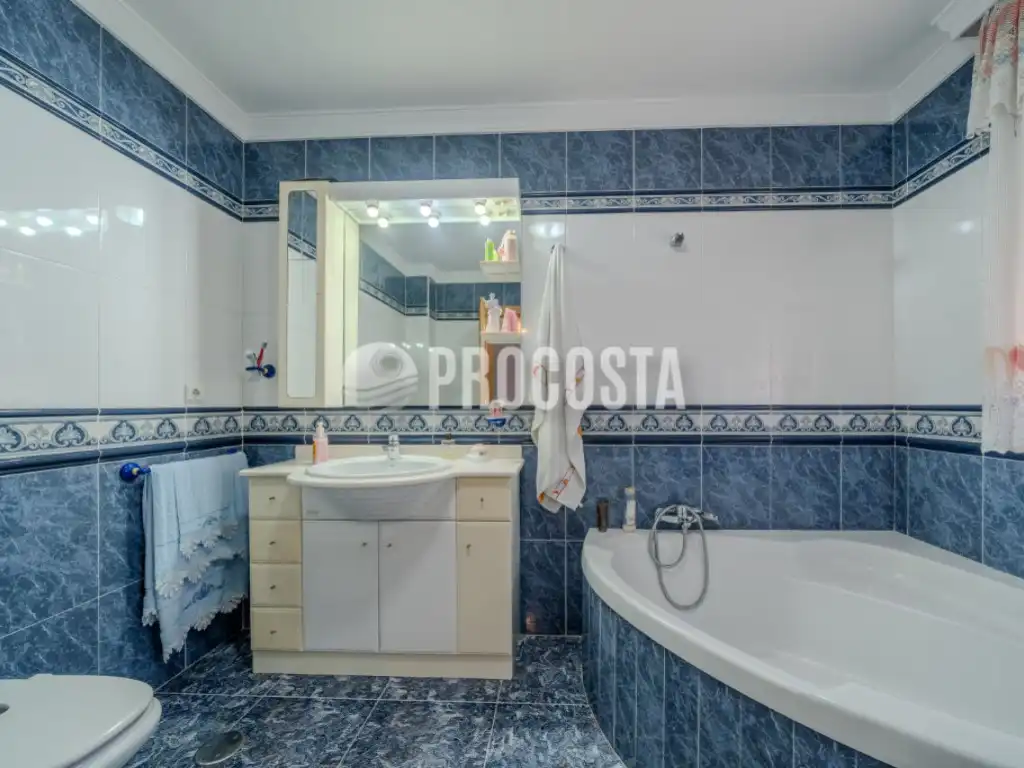 Bany de Casa o xalet en venda en Fuente Vaqueros amb Aire condicionat, Jardí privat i Terrassa