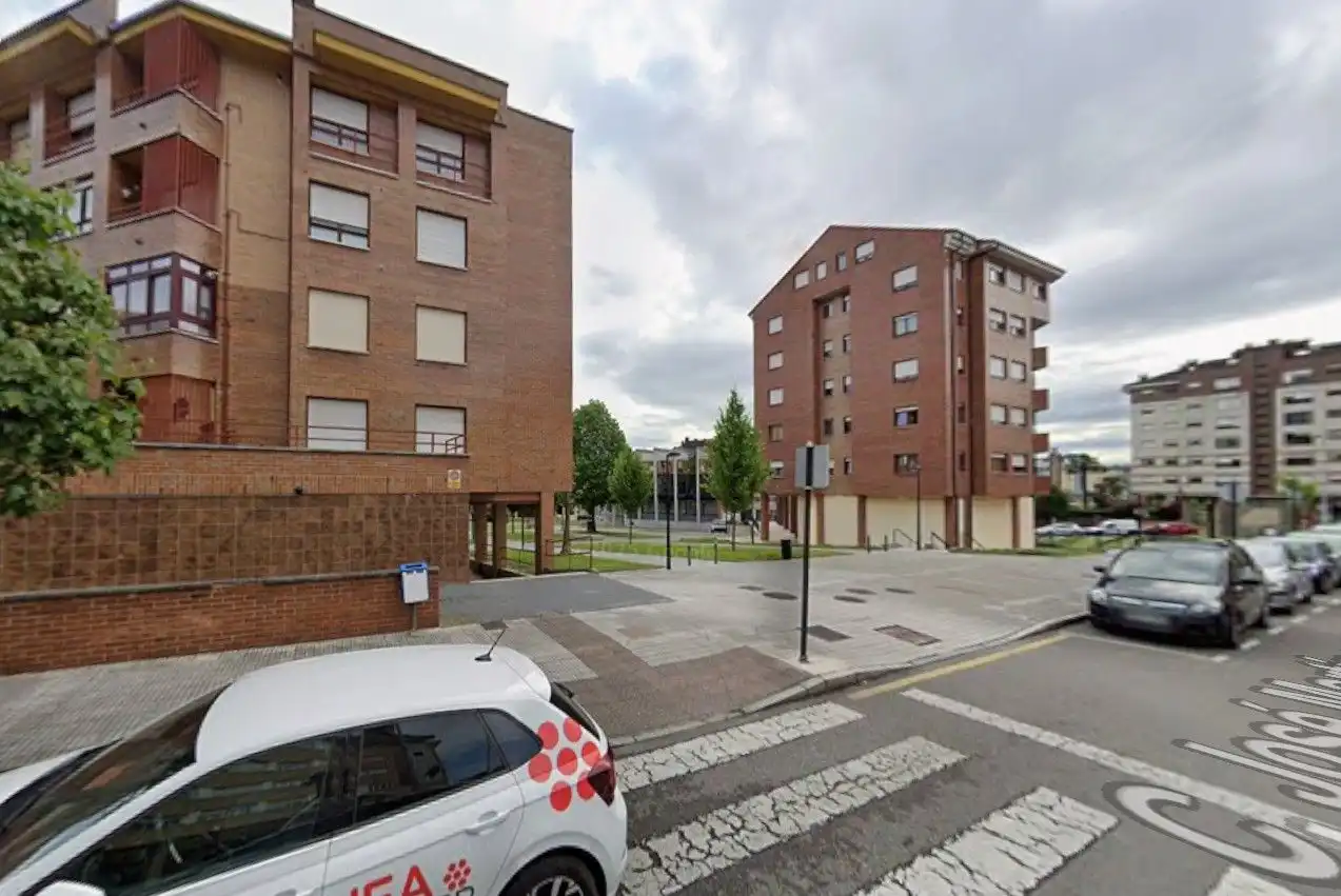 Vista exterior de Piso en venta en Oviedo  con Trastero