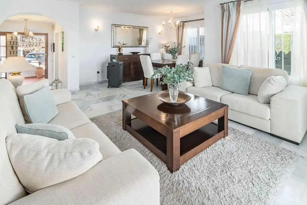 Sala d'estar de Casa o xalet en venda en Mijas amb Aire condicionat, Jardí privat i Terrassa