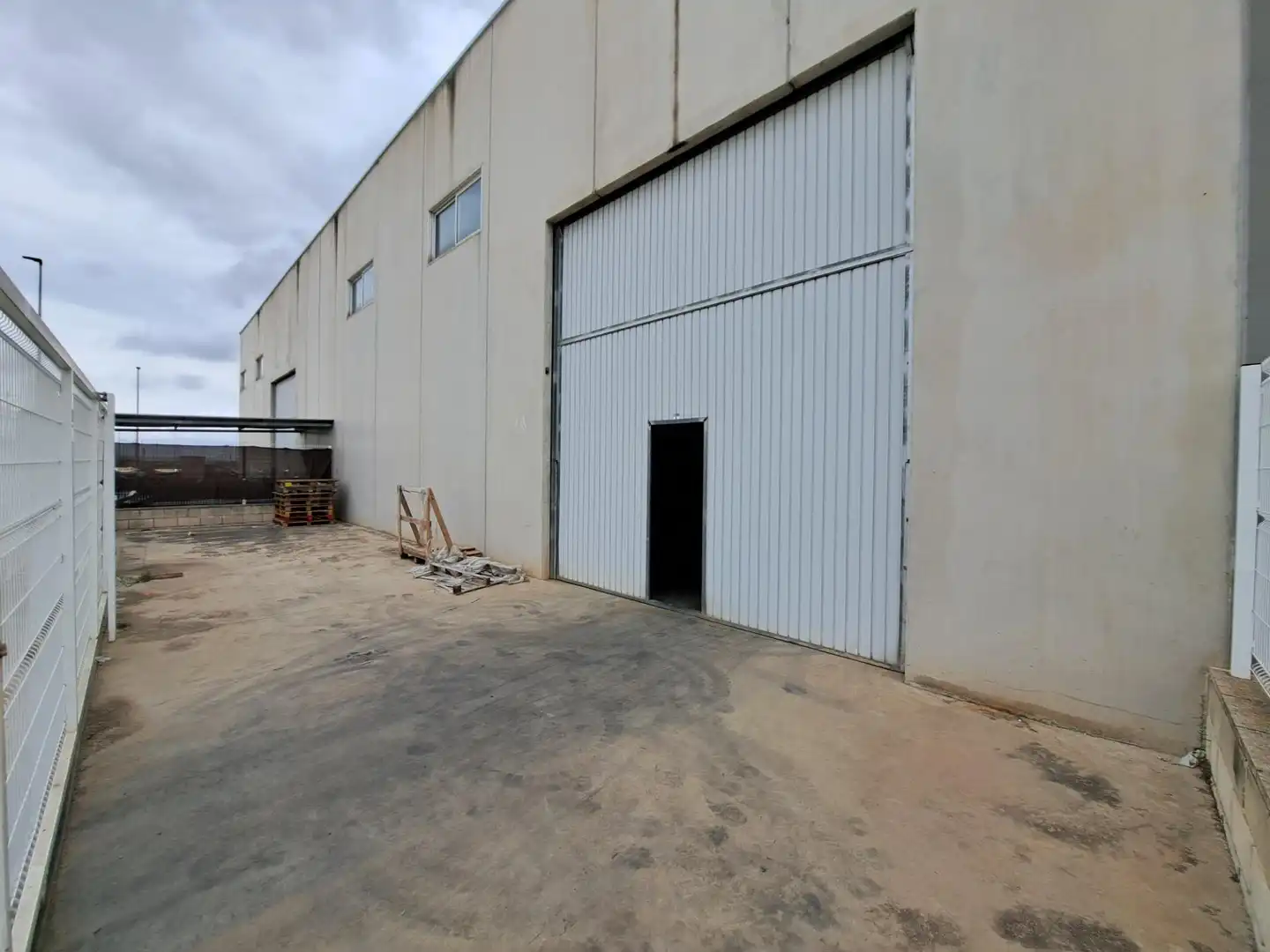 Vista exterior de Nau industrial de lloguer en La Pobla Llarga