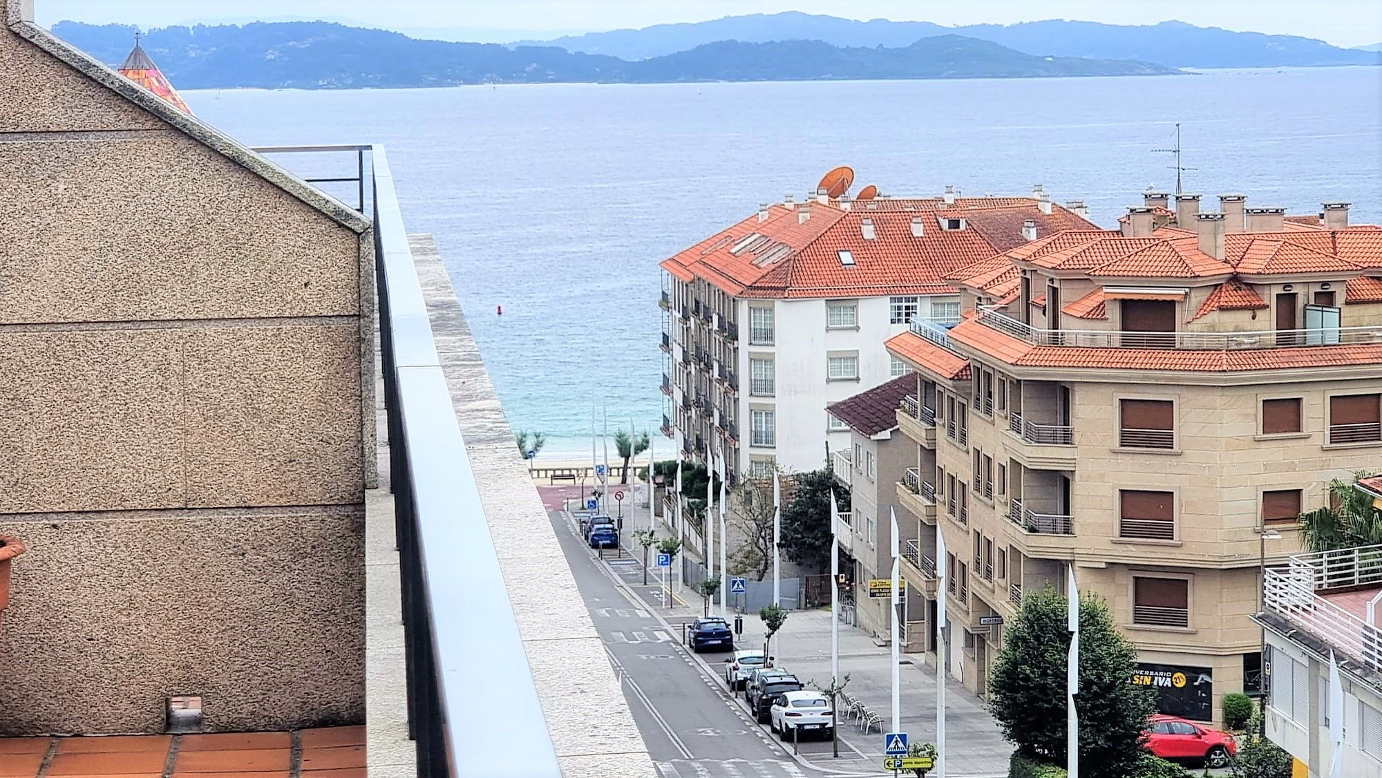 Vista exterior de Àtic de lloguer en Sanxenxo amb Jardí privat, Terrassa i Piscina