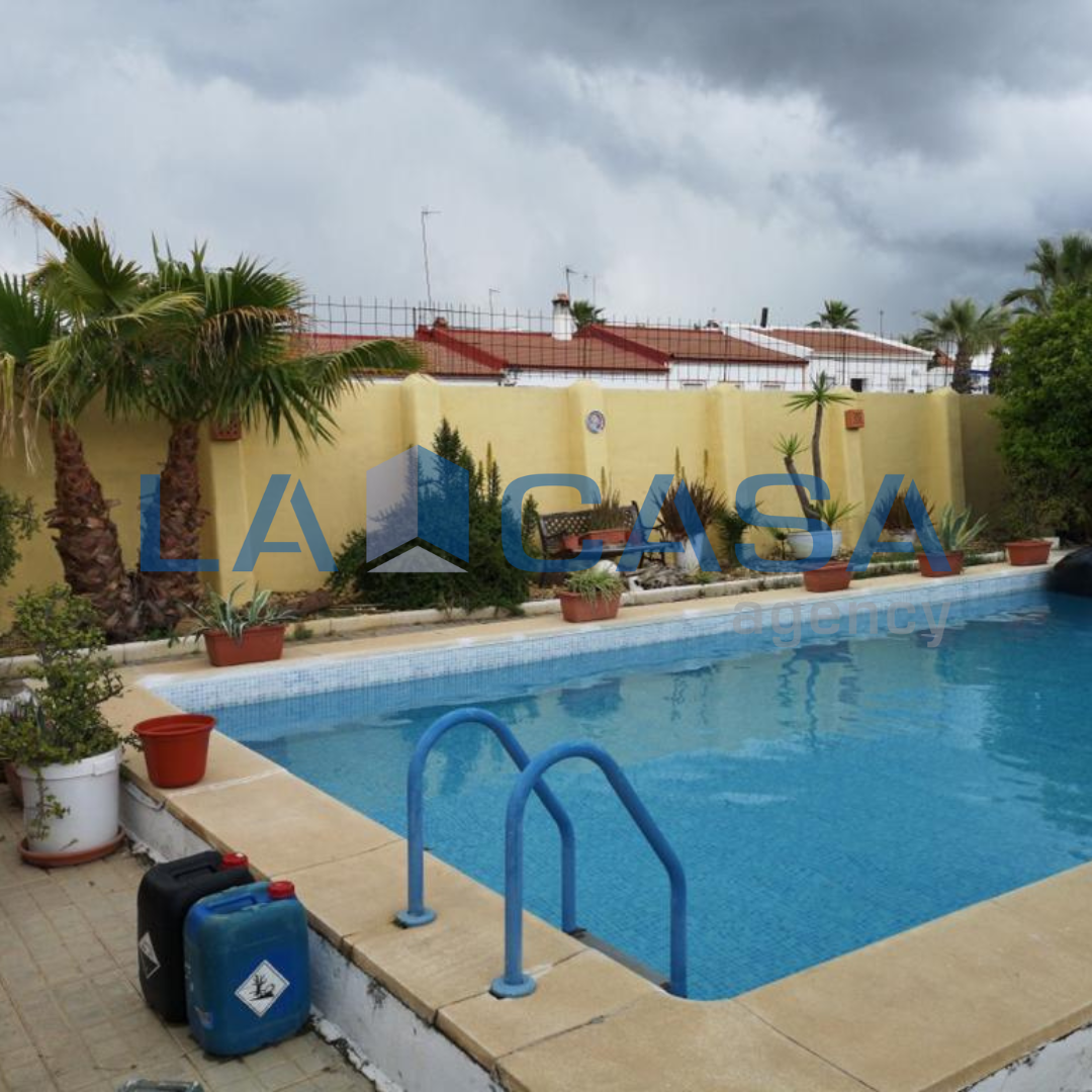 Swimming pool of House or chalet for sale in Villamanrique de la Condesa  with Terrace and Storage room