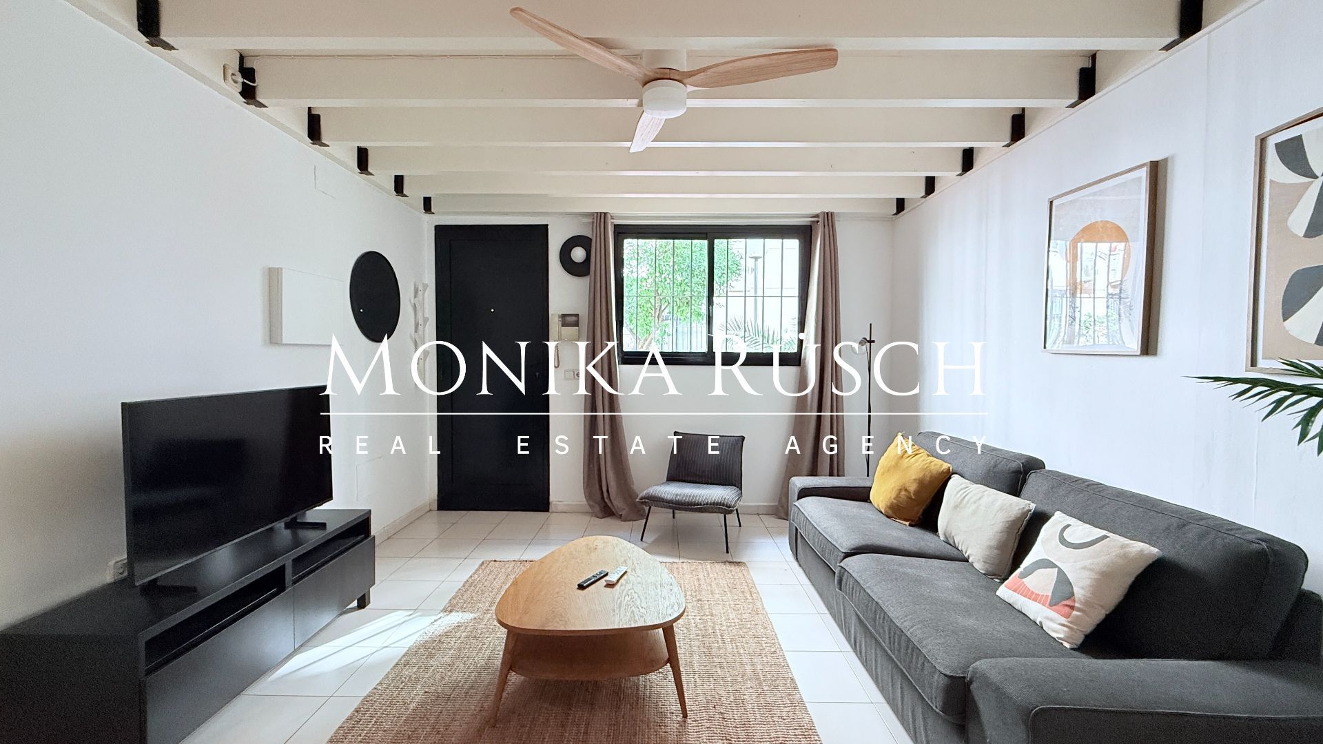 Living room of Flat for sale in  Barcelona Capital  with Storage room and Furnished