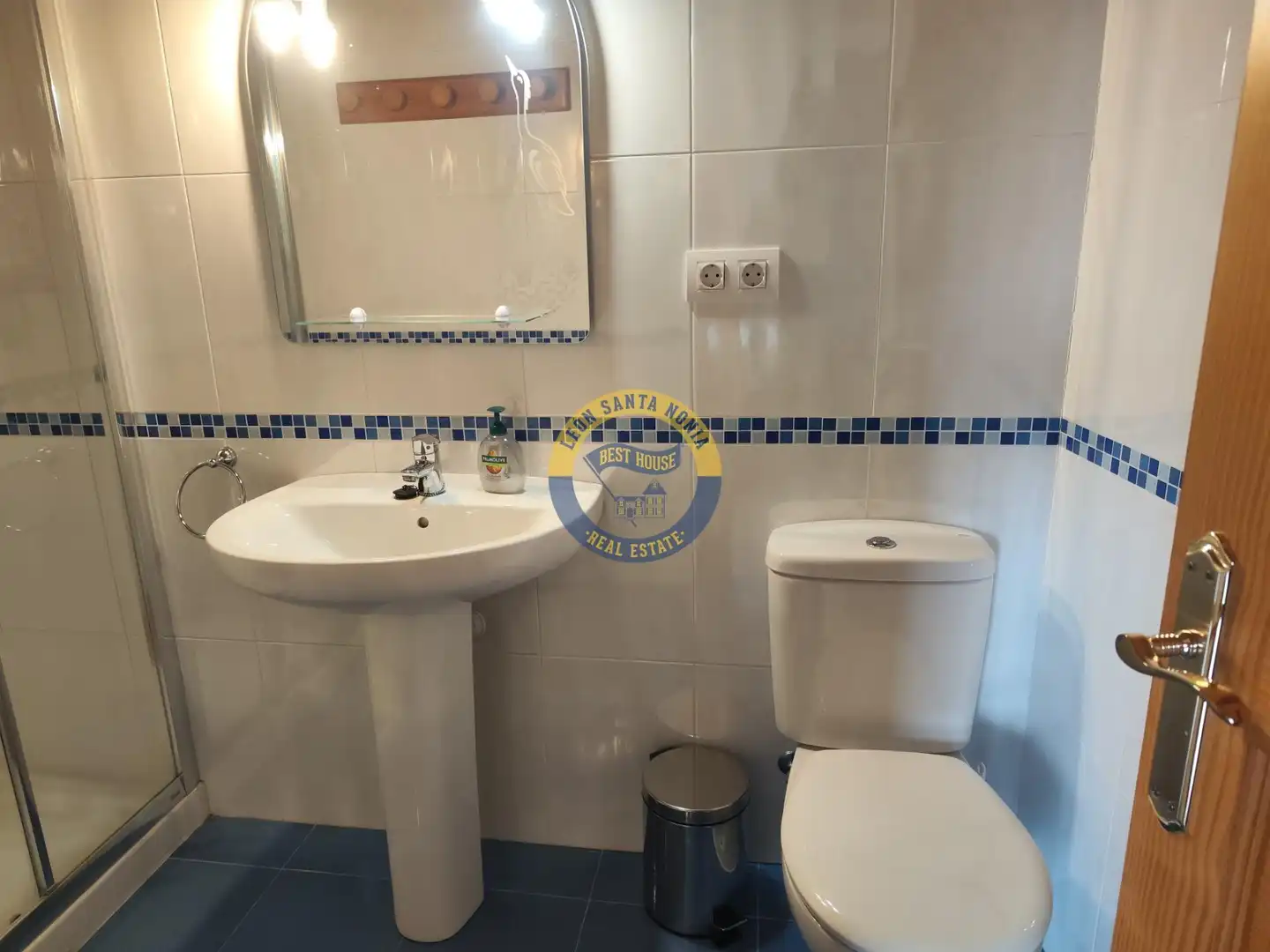Bathroom of Houses for sale in Villaquilambre  with Heating, Private garden and Terrace
