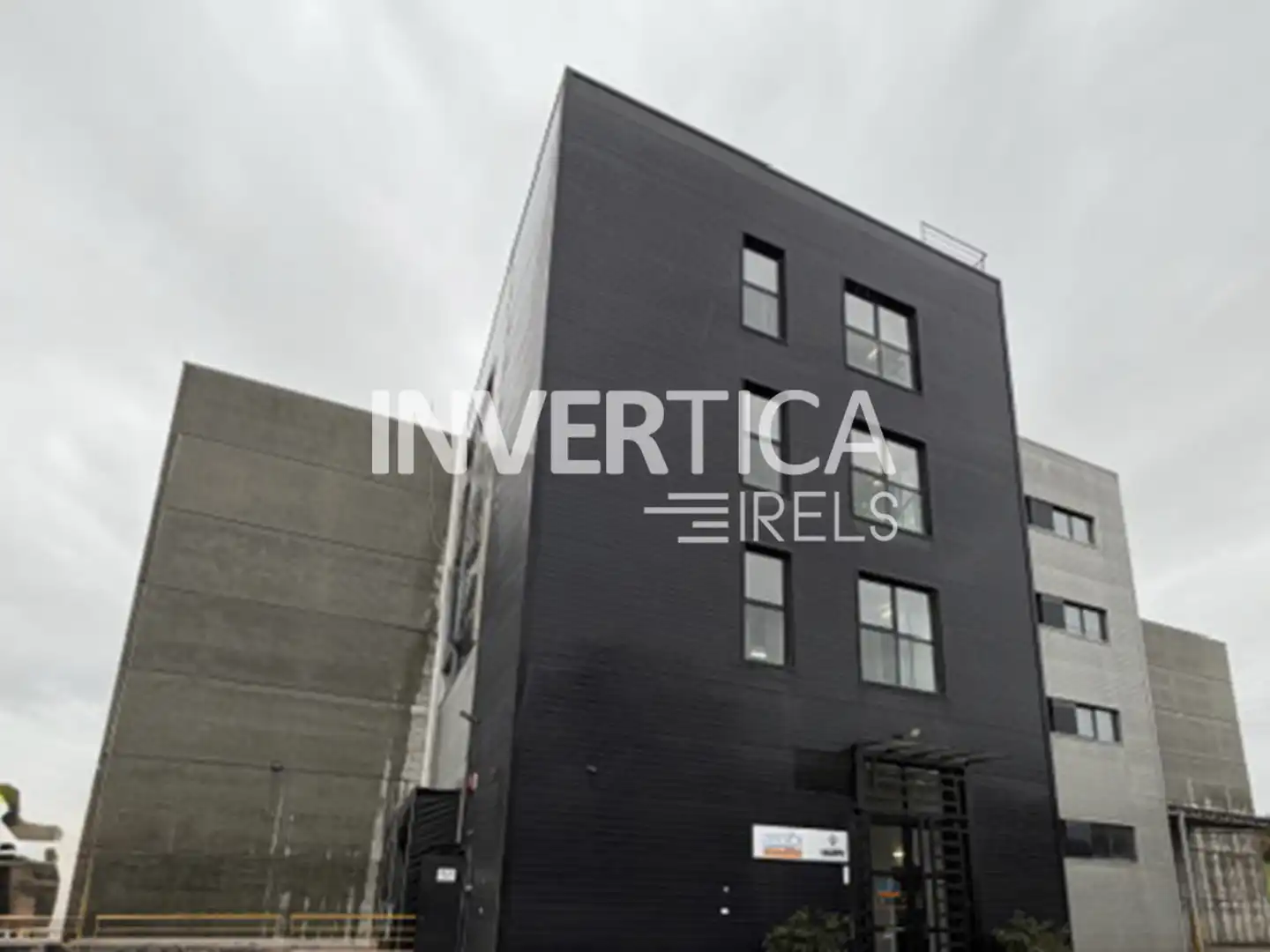 Vista exterior de Nau industrial de lloguer en Santa Perpètua de Mogoda amb Calefacció i Alarma