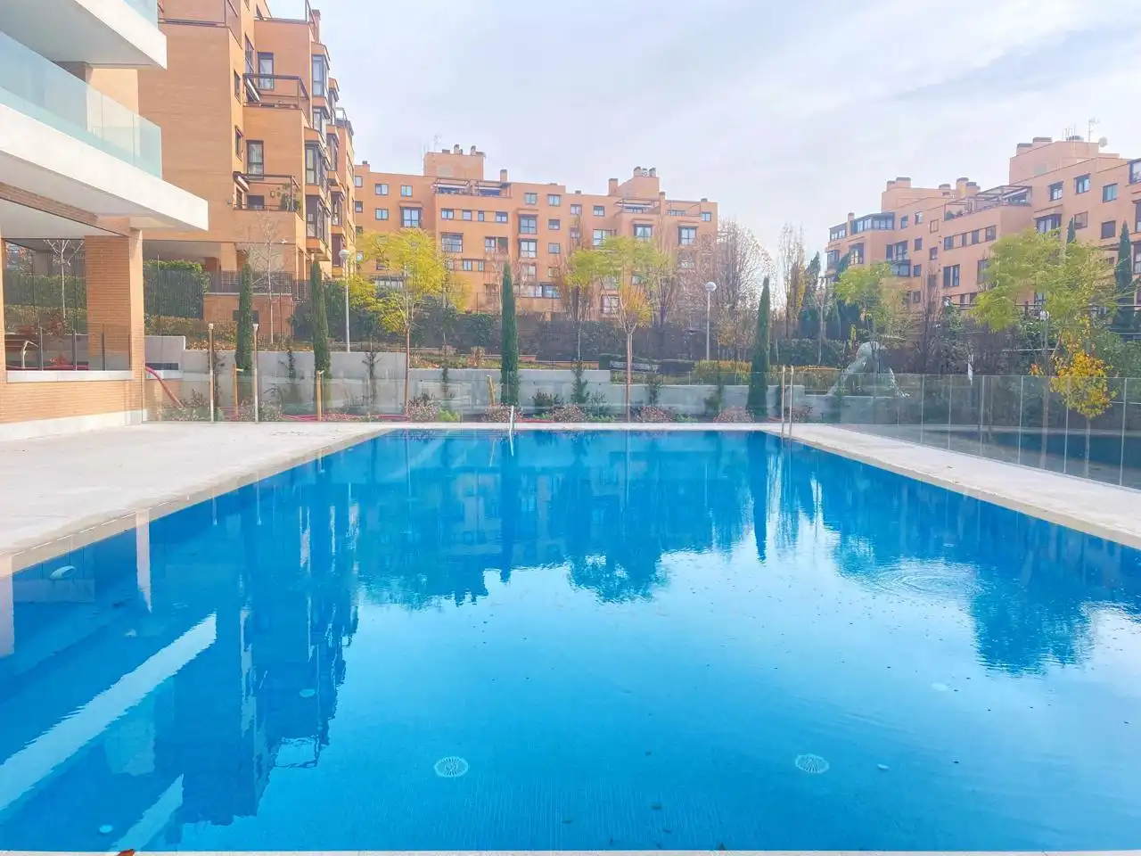Swimming pool of Flat for rent in  Madrid Capital  with Air Conditioner, Heating and Terrace