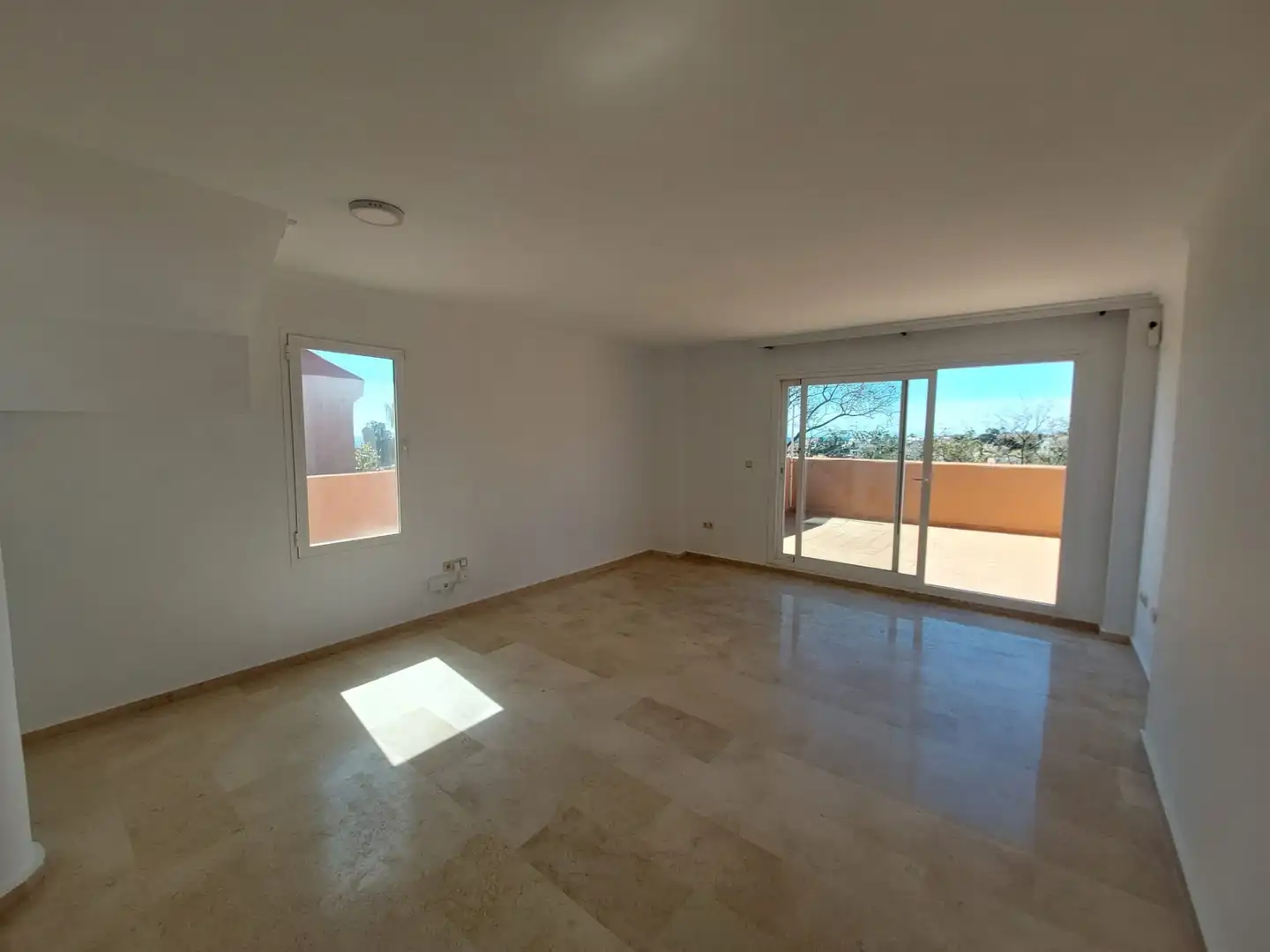 Sala de estar de Dúplex en venta en Marbella con Aire acondicionado y Terraza