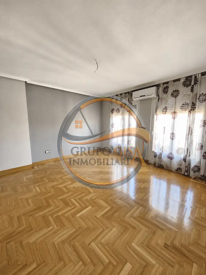 Sala d'estar de Pis en venda en Navalcarnero amb Aire condicionat, Calefacció i Parquet