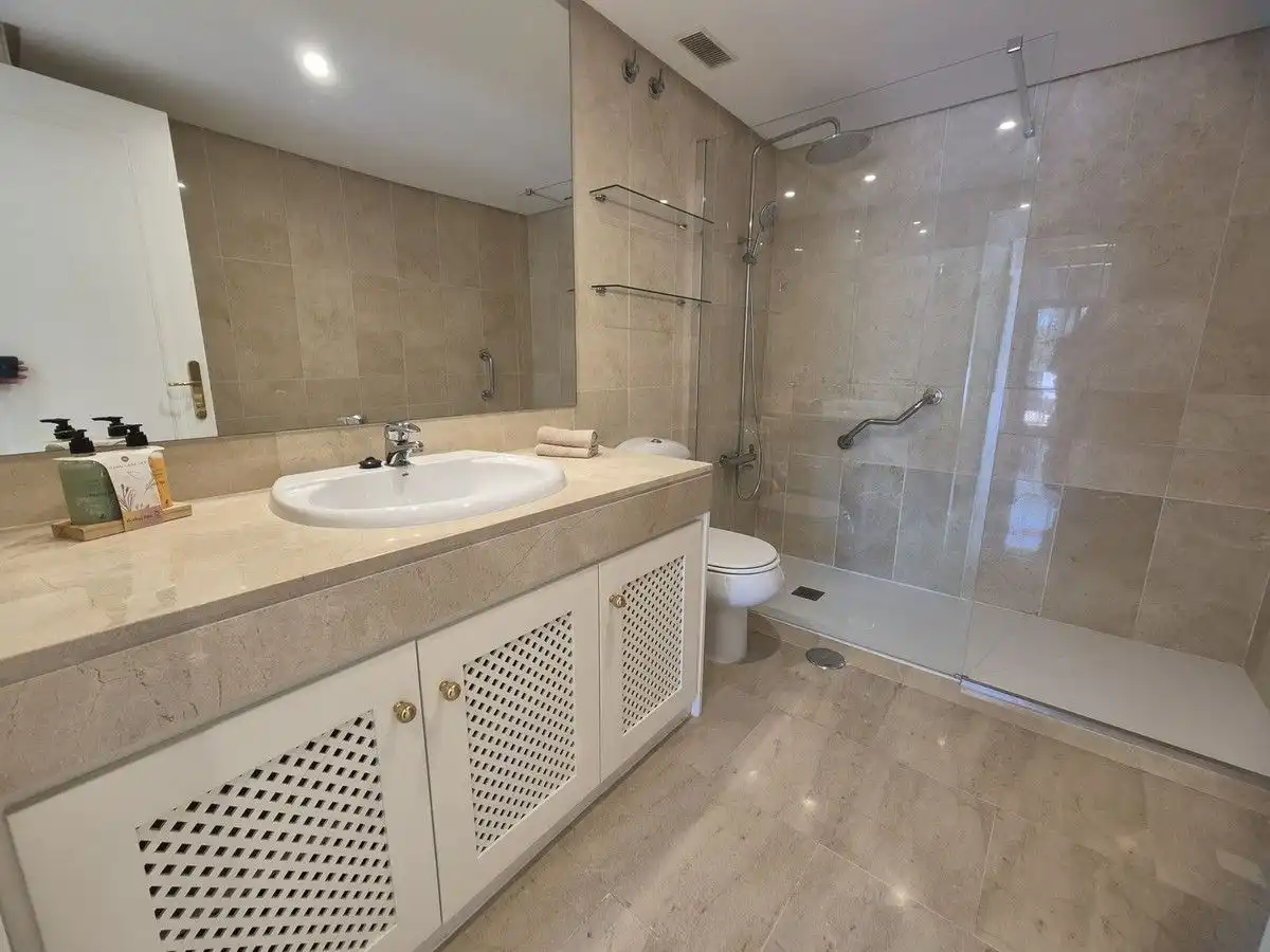 Bany de Apartament de lloguer en Marbella amb Aire condicionat, Calefacció i Terrassa