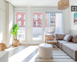 Living room of Flat to rent in  Madrid Capital  with Air Conditioner, Heating and Furnished