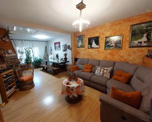 Sala d'estar de Casa o xalet en venda en Sabiñánigo amb Calefacció, Parquet i Terrassa