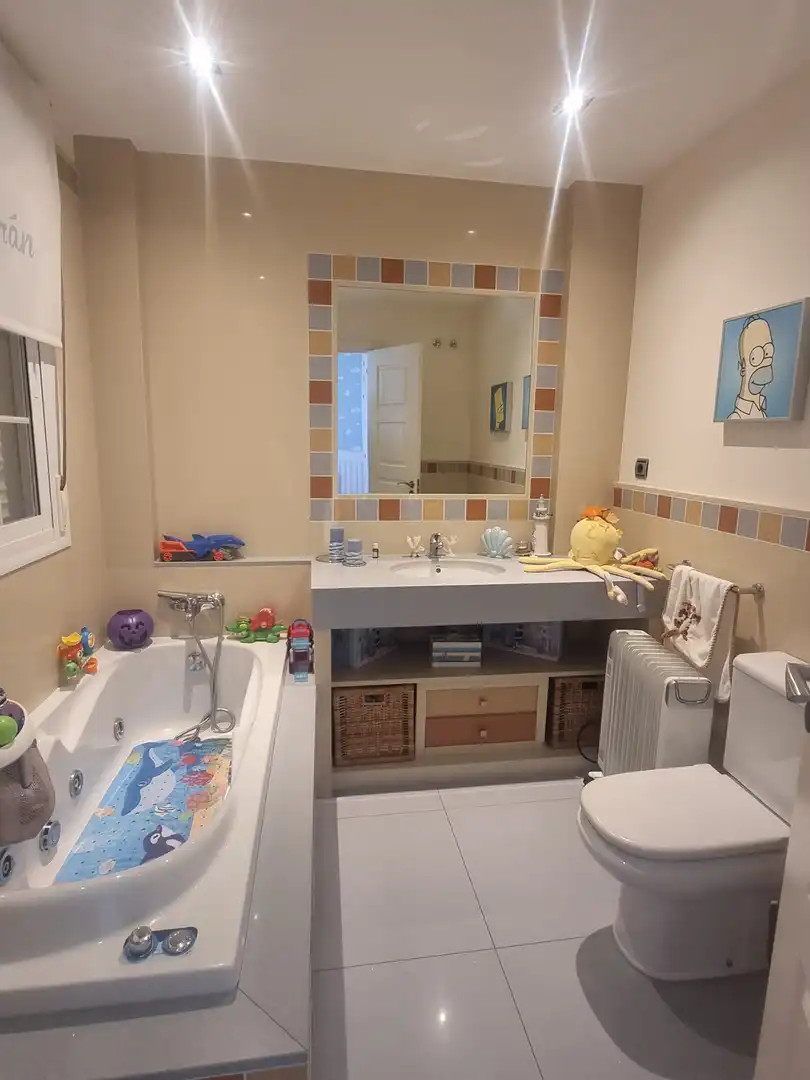 Badezimmer von Einfamilien-Reihenhaus zum Verkauf in Estepona mit Klimaanlage, Privatgarten und Terrasse