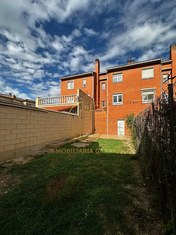 Jardí de Casa adosada en venda en Funes amb Traster
