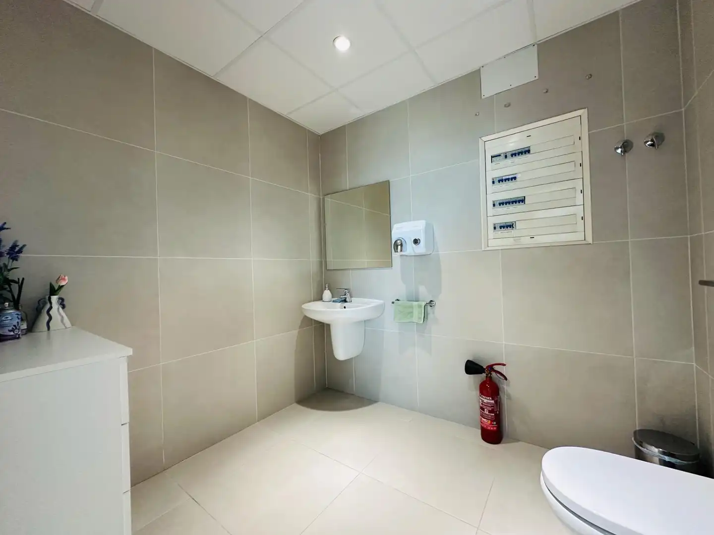 Baño de Oficina de alquiler en Benidorm con Aire acondicionado y Terraza
