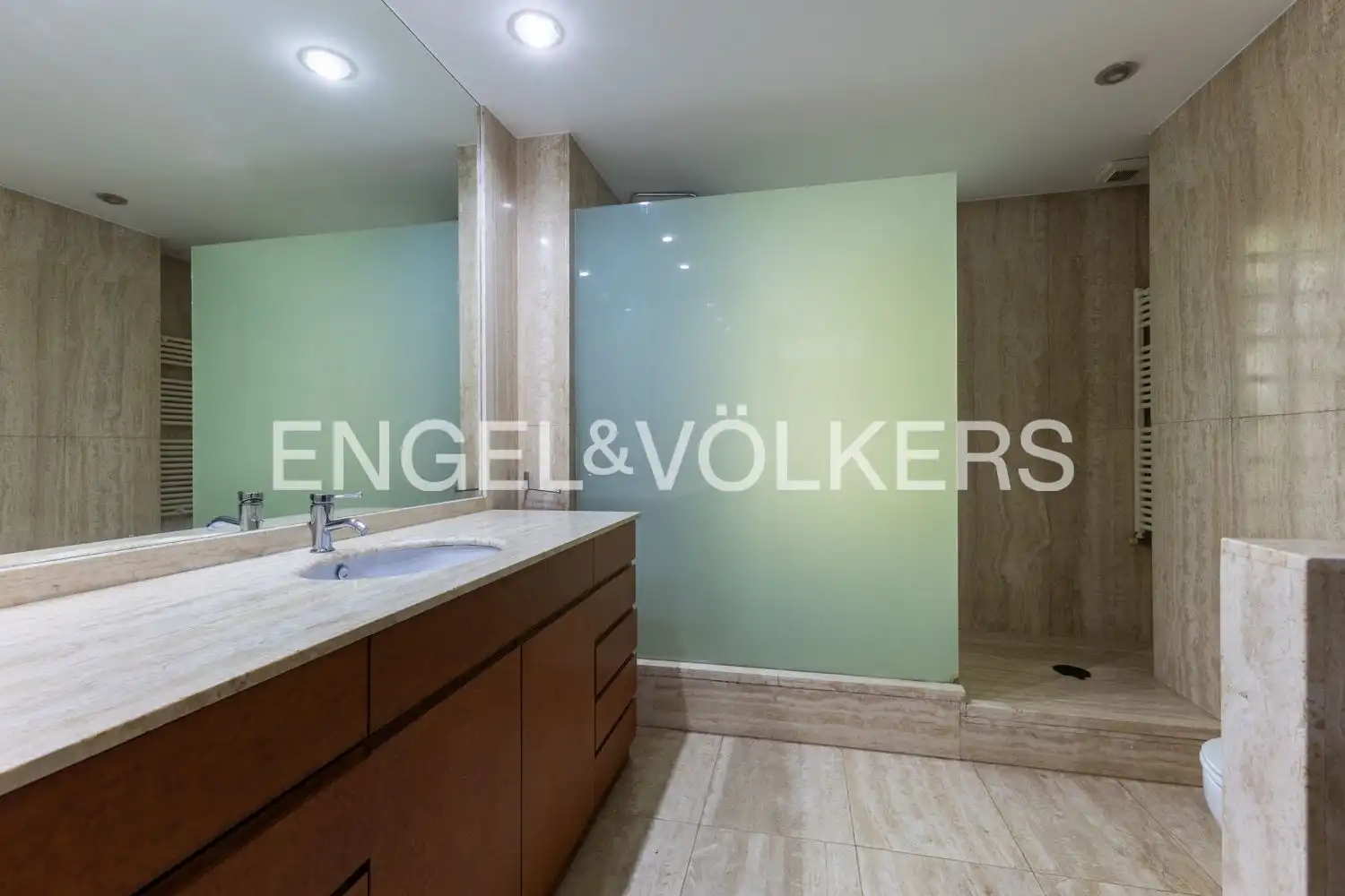 Baño de Casa o chalet de alquiler en Rocafort con Aire acondicionado, Calefacción y Jardín privado