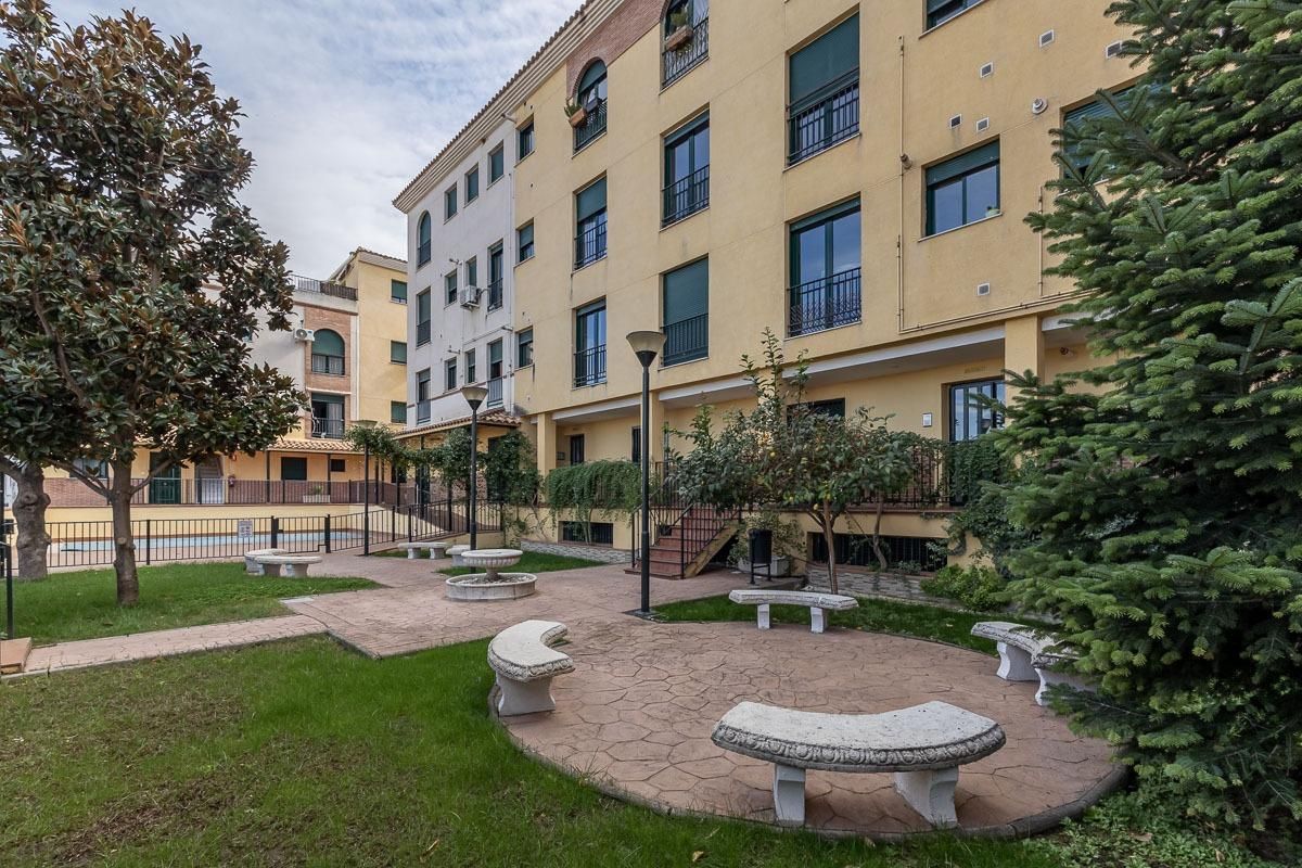 Vista exterior de Àtic en venda en Cájar amb Calefacció i Piscina comunitària