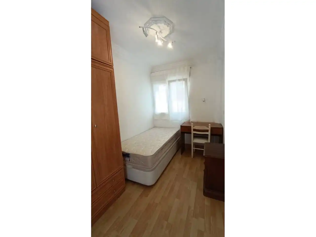 Bedroom of Flat for rent in Burgos  with Heating, Parquet flooring and Furnished