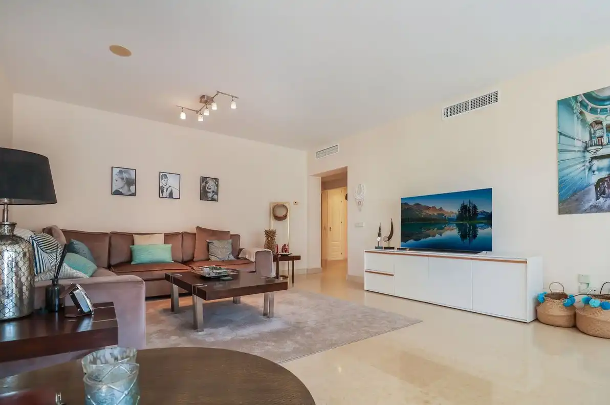 Sala de estar de Apartamento en venta en Benahavís con Aire acondicionado, Calefacción y Jardín privado