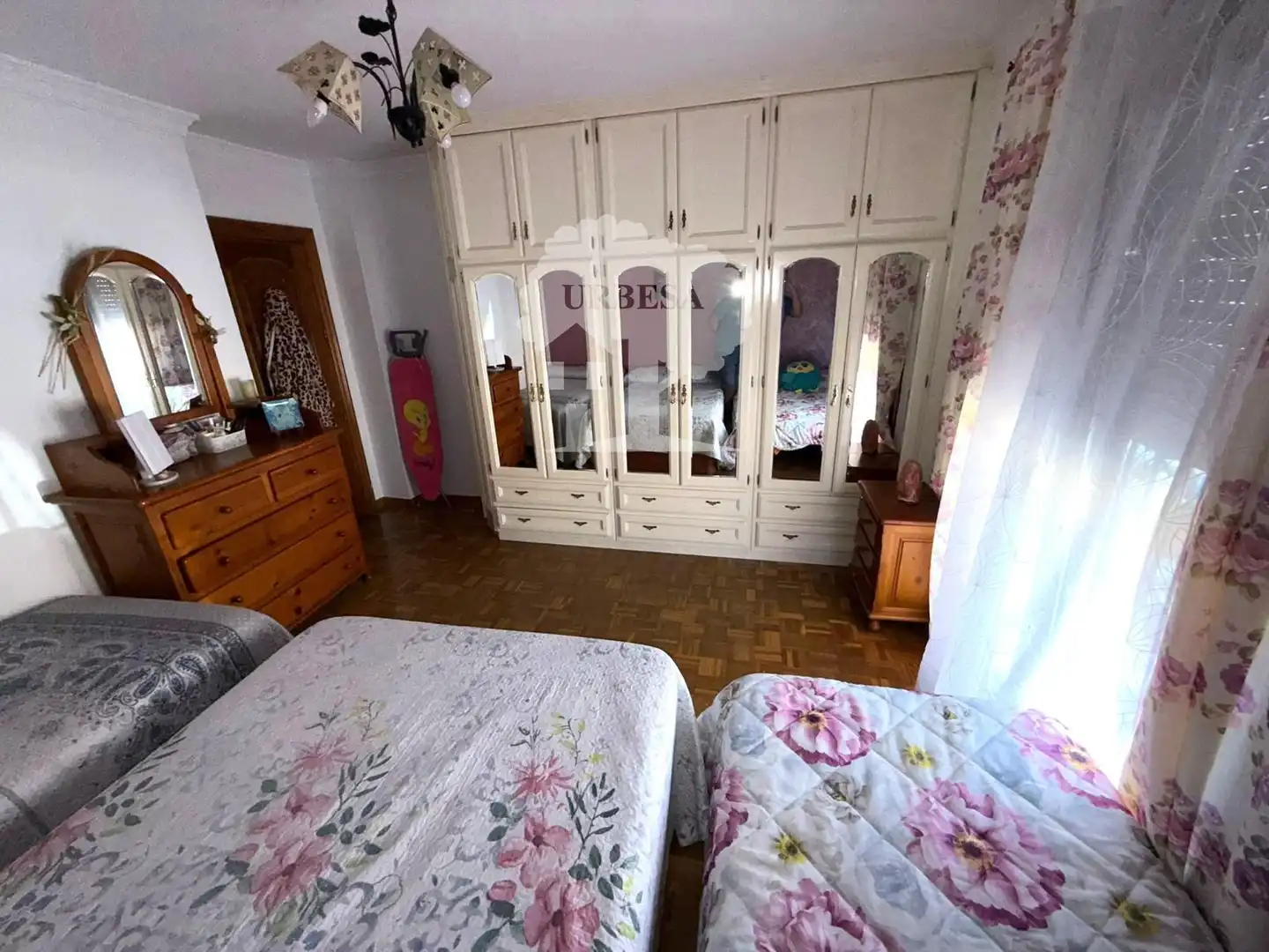 Schlafzimmer von Einfamilien-Reihenhaus zum Verkauf in Motril mit Klimaanlage, Heizung und Schwimmbad