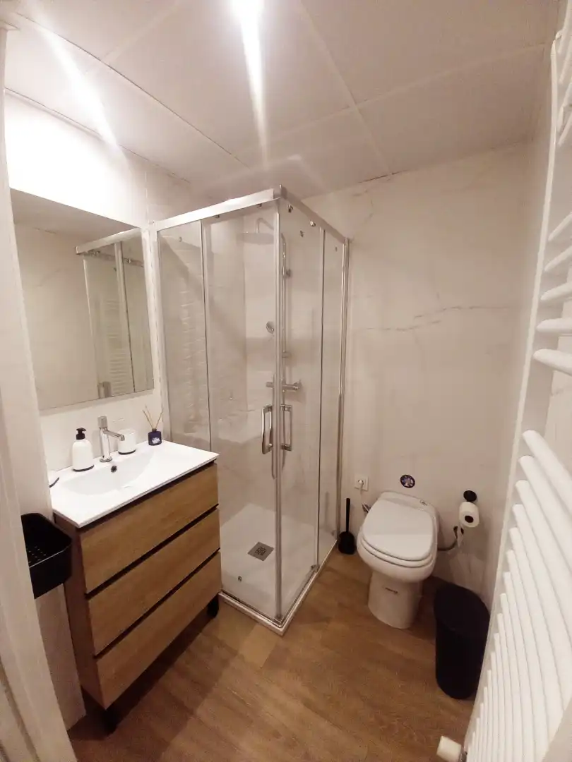 Badezimmer von Wohnungen zur Miete in Granada mit Klimaanlage, Heizung und Möbliert