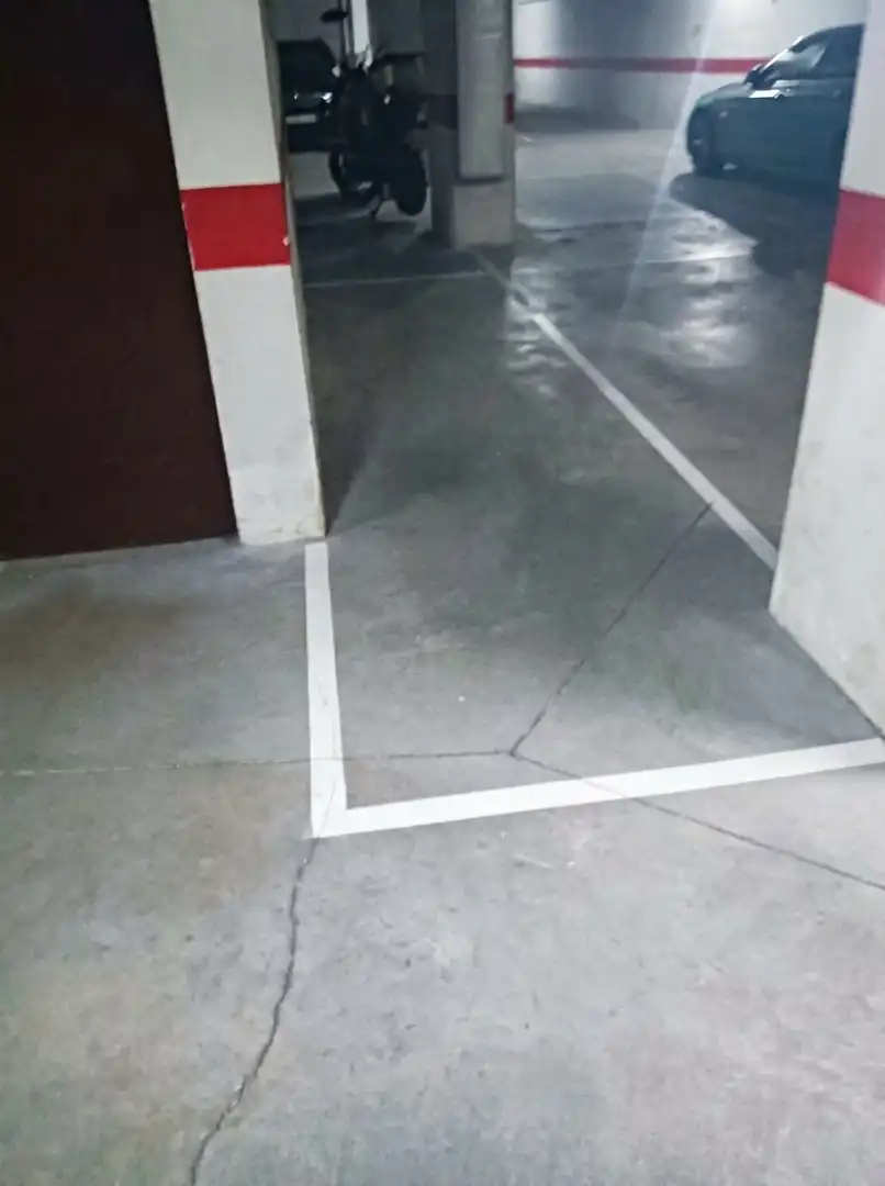 Moto amb ascensor de lloguer a Calle Cineasta Carlos Saura 5, imagen 6