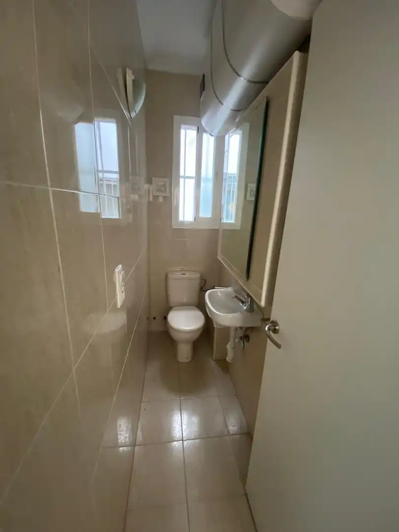 Baño de Piso de alquiler en Sevilla con Aire acondicionado, Calefacción y Amueblado