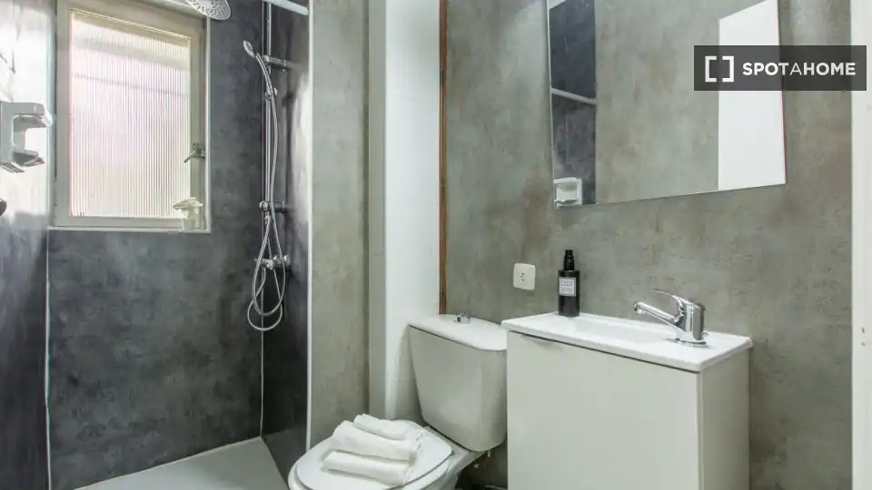 Bathroom of Flat for share in Madrid  with Air Conditioner, Terrace and Furnished