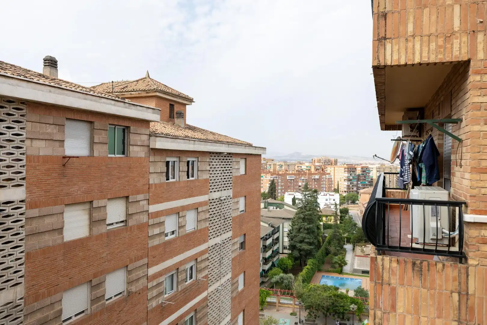Vista exterior de Pis de lloguer en Granada amb Calefacció, Terrassa i Traster