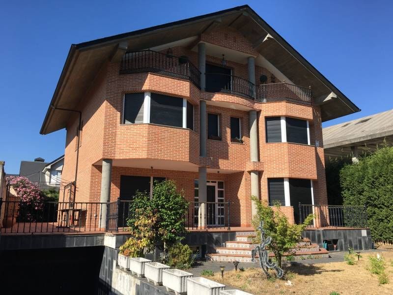 Vista exterior de Casa o xalet en venda en Ponferrada amb Calefacció, Jardí privat i Terrassa