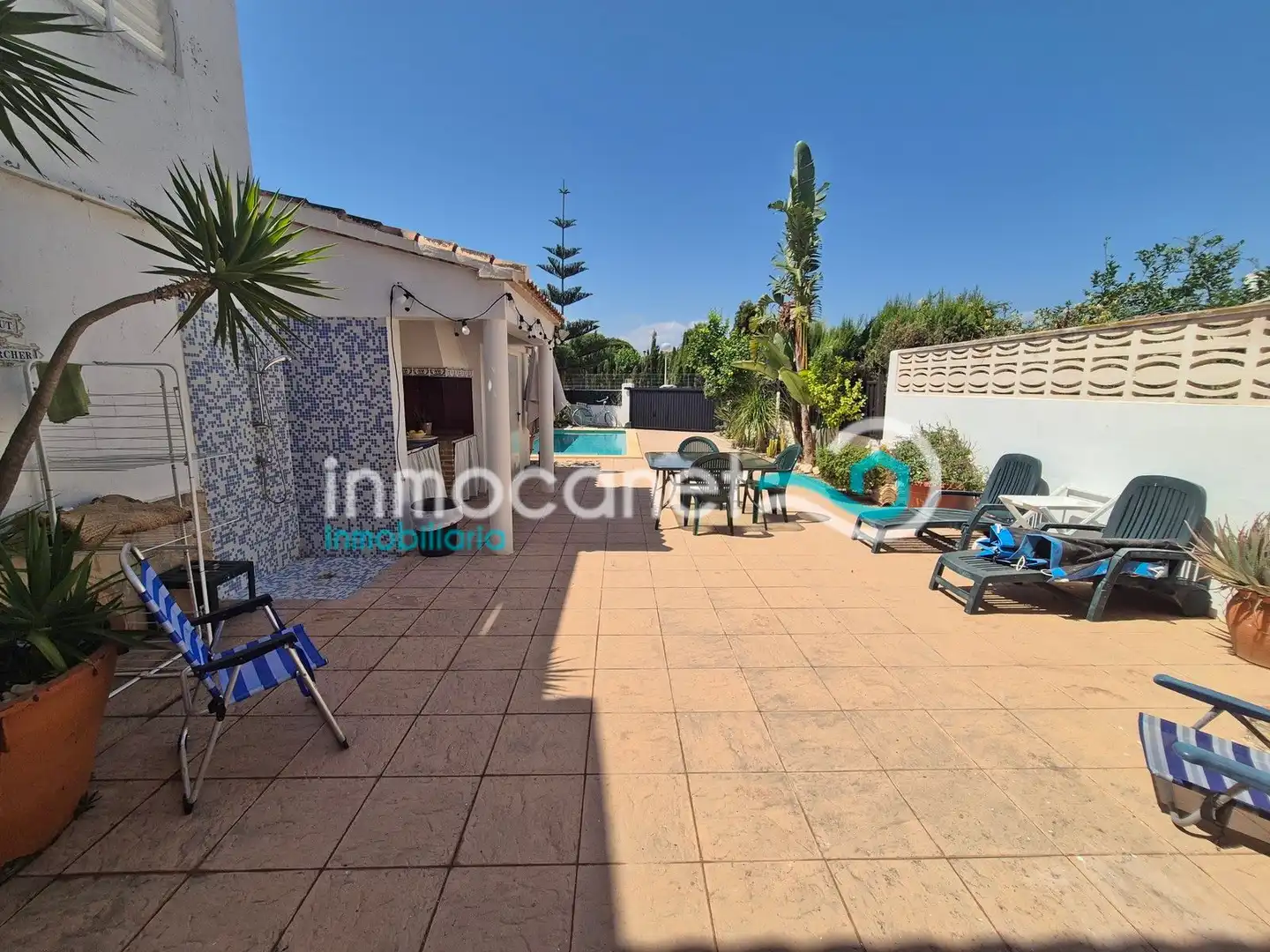 Vista exterior de Casa adosada en venda en Oliva amb Jardí privat, Terrassa i Piscina