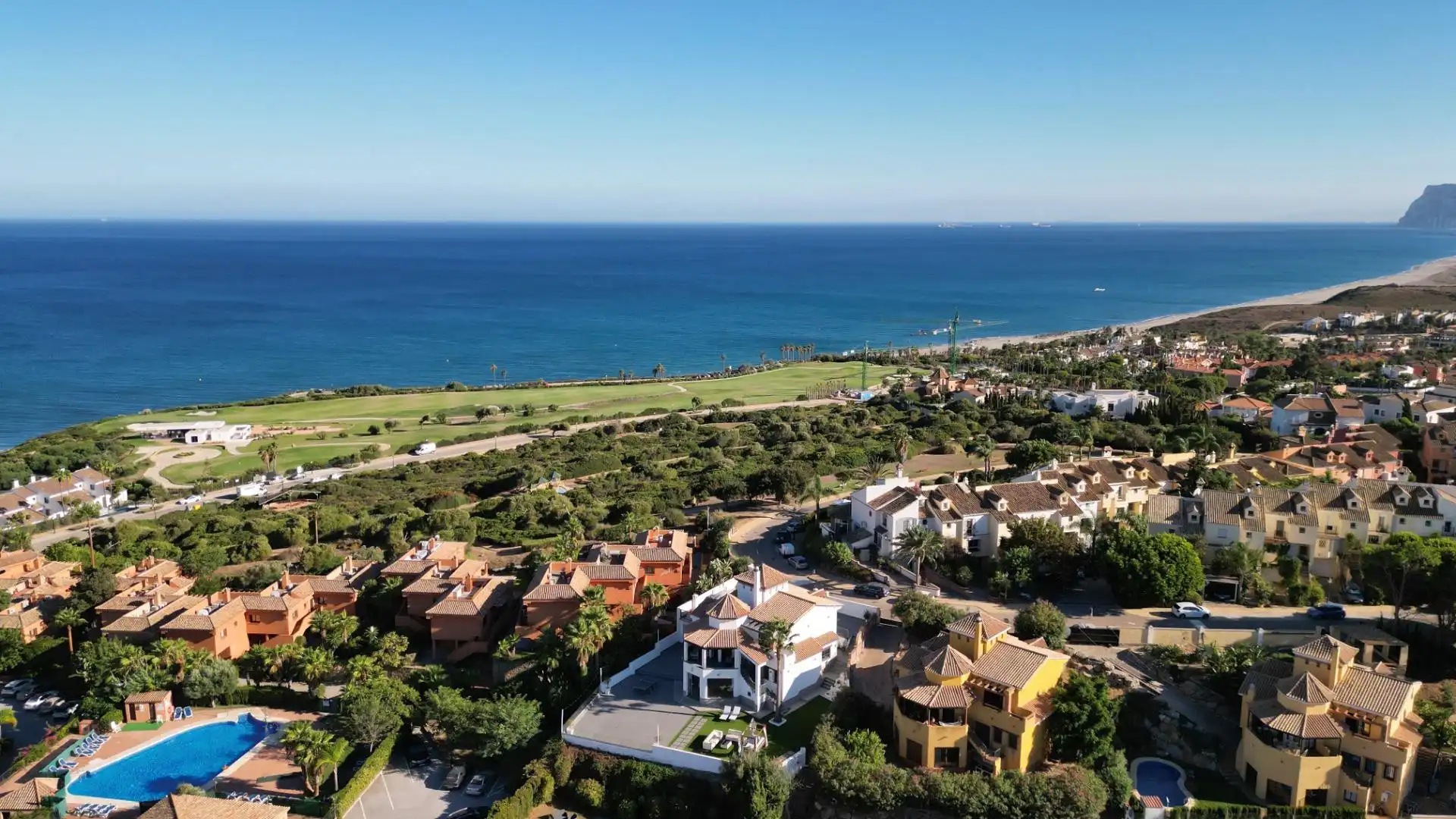 Vista exterior de Casa o chalet en venta en La Alcaidesa con Terraza, Trastero y Piscina