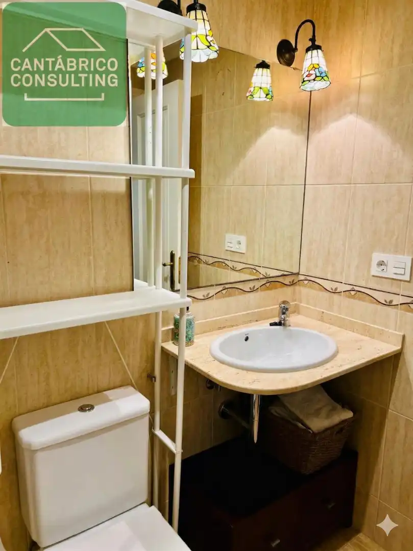 Badezimmer von Maisonette zum Verkauf in Navia mit Heizung, Parkett und Möbliert