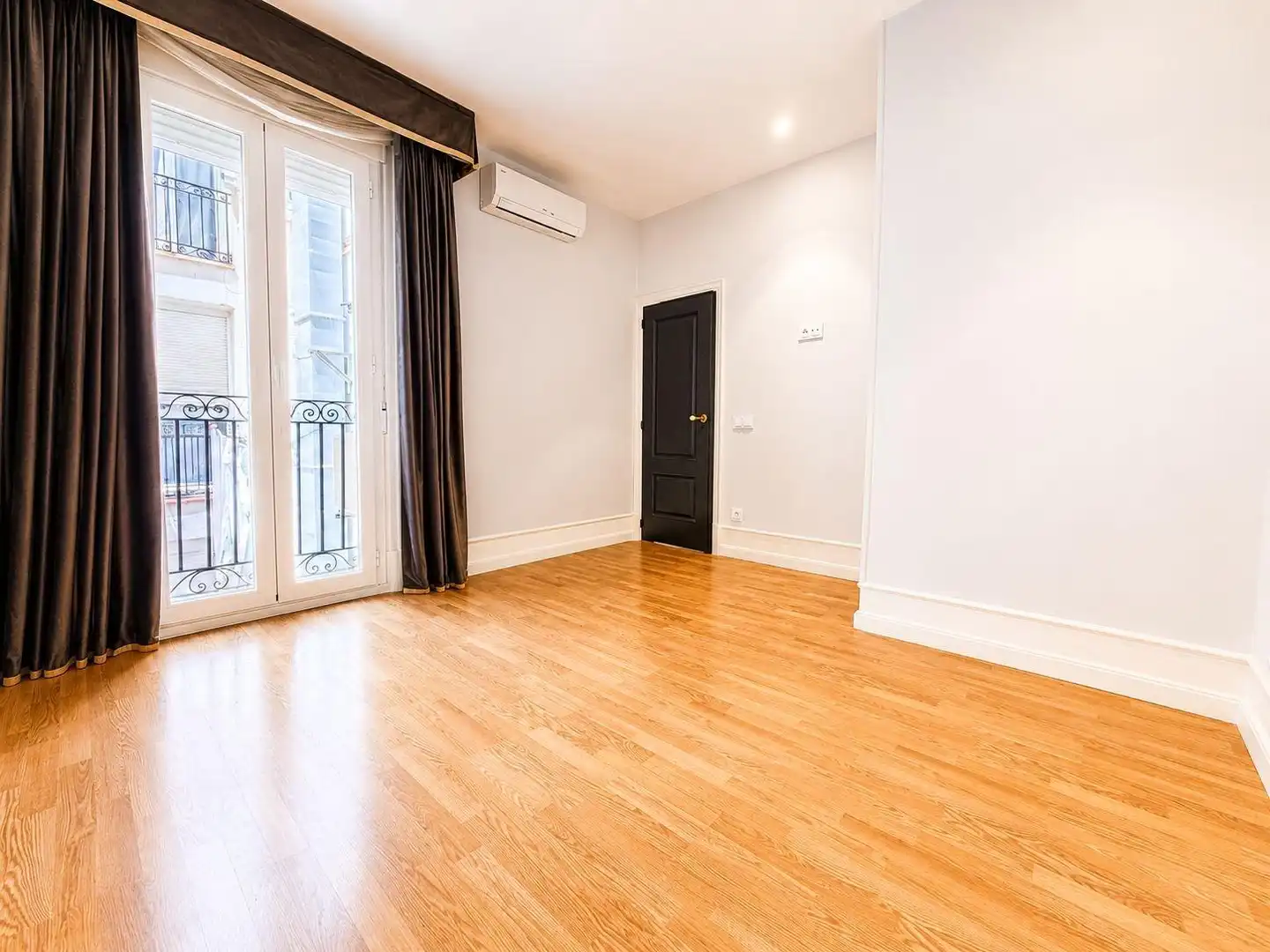 Schlafzimmer von Wohnung zur Miete in Madrid mit Klimaanlage und Heizung