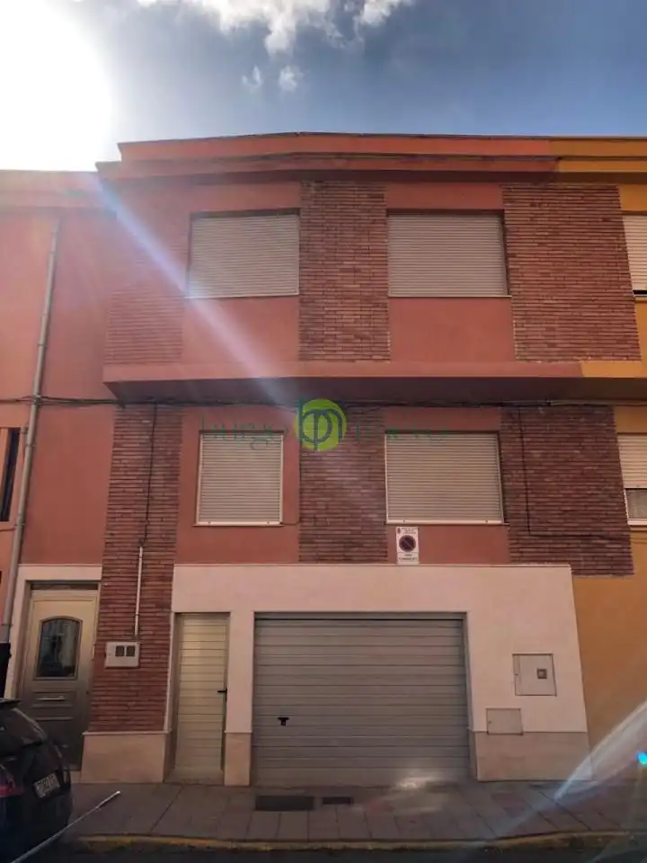 Vista exterior de Casa o xalet en venda en León Capital  amb Calefacció i Parquet