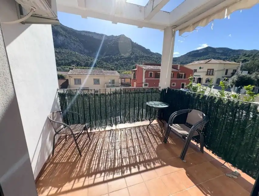 Außenansicht von Einfamilien-Reihenhaus zum Verkauf in Alcalalí mit Klimaanlage, Privatgarten und Terrasse
