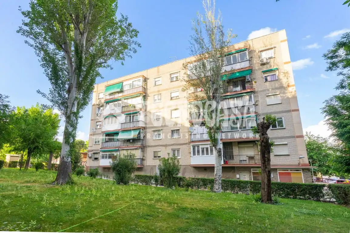 Vista exterior de Pis en venda en Coslada amb Calefacció, Terrassa i Traster