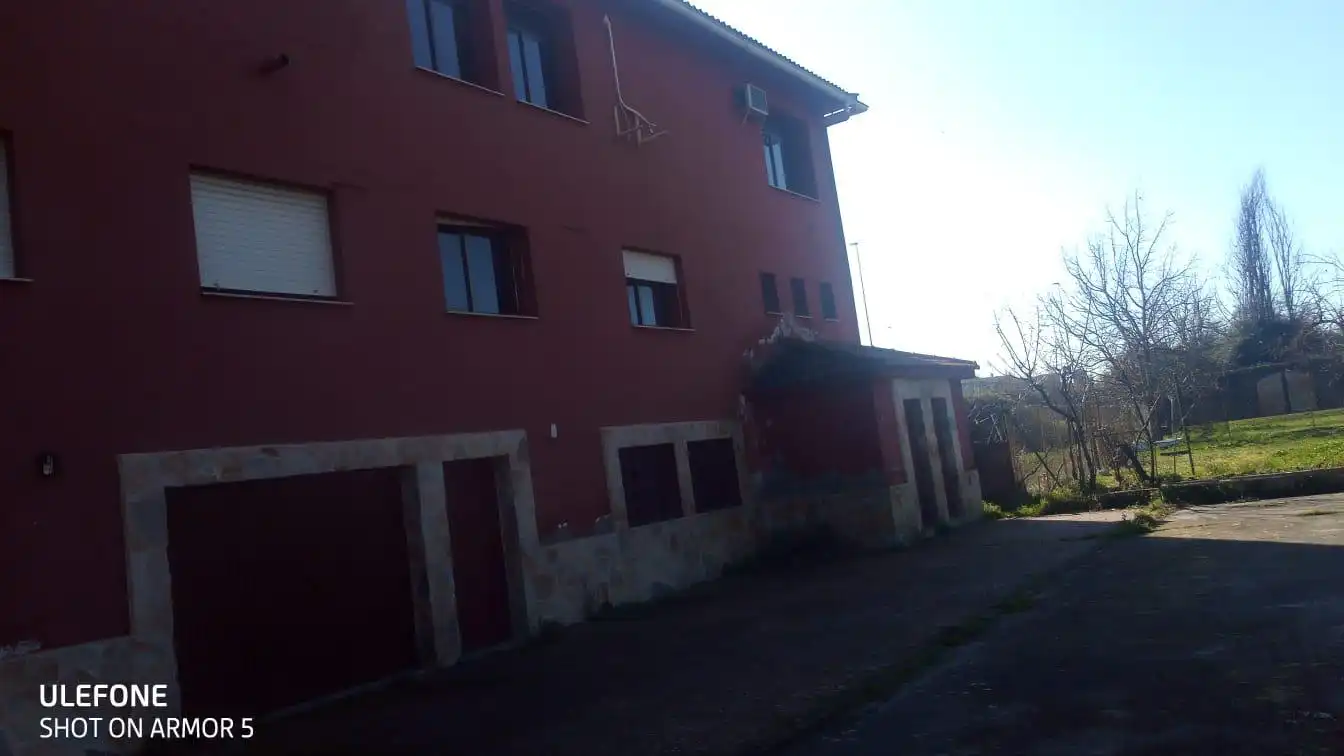 Vista exterior de Edifici en venda en Plasencia