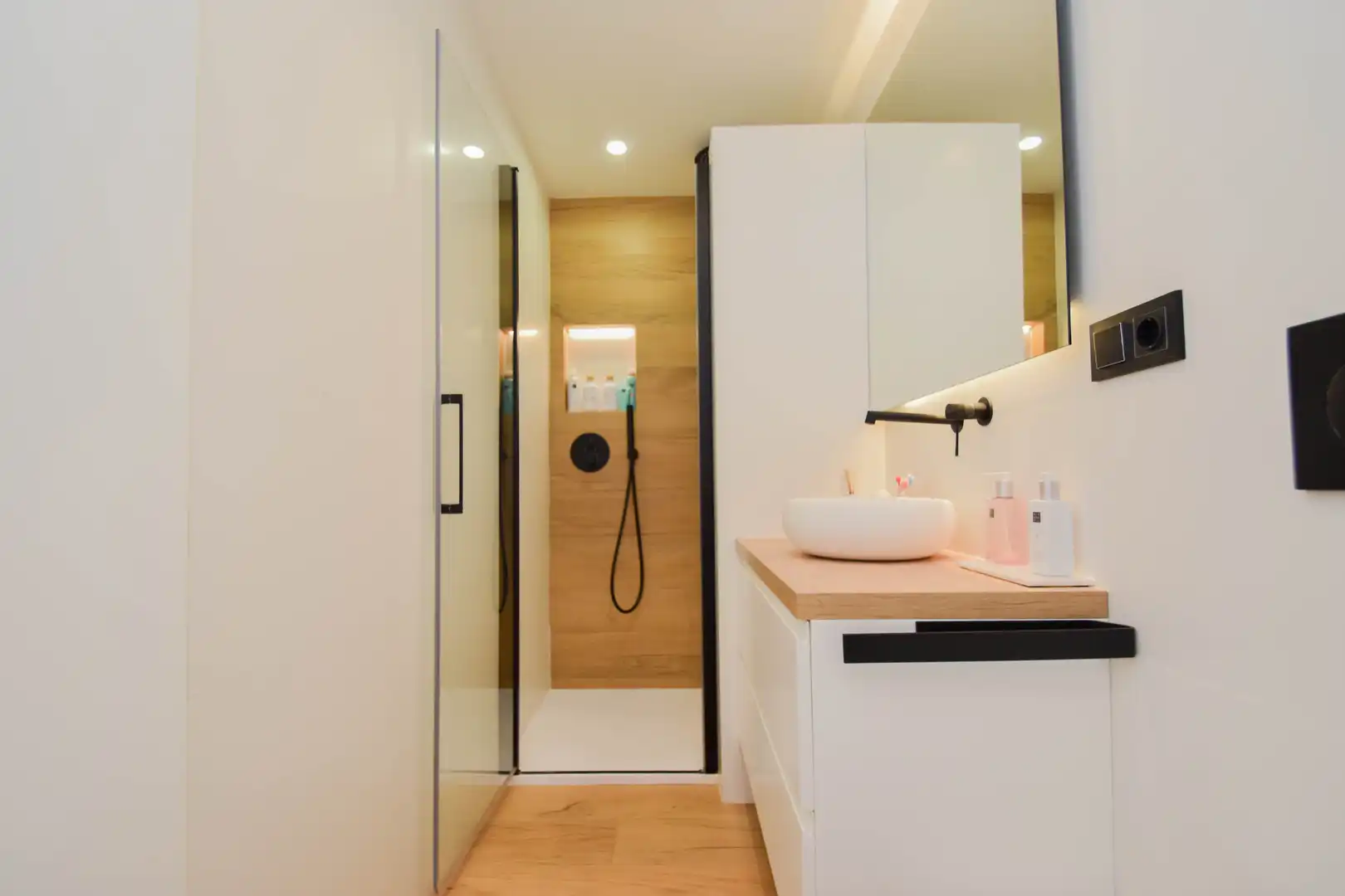 Bathroom of Flat for sale in Almuñécar  with Parquet flooring, Terrace and Furnished