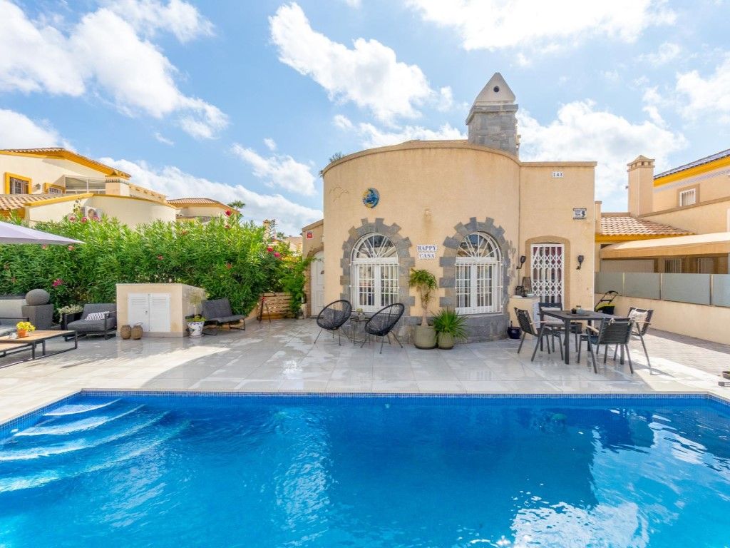 Piscina de Casa o xalet en venda en Orihuela amb Aire condicionat, Jardí privat i Piscina